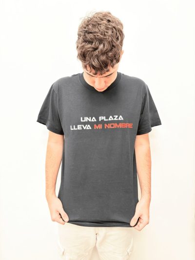 CAMISETA NEGRA UNA PLAZA LLEVA MI NOMBRE