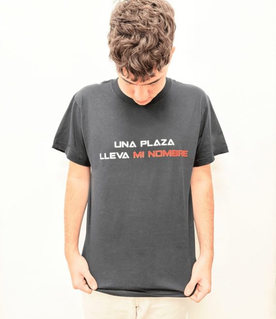 CAMISETA NEGRA UNA PLAZA LLEVA MI NOMBRE