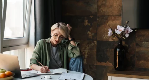 mujer-de-40-anos-estudiando-oposiciones