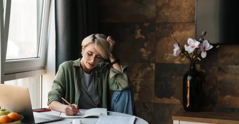 mujer-de-40-anos-estudiando-oposiciones