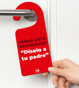 CUELGA PUERTAS "MAMÁ ESTÁ ESTUDIANDO: DÍSELO A TU PADRE"